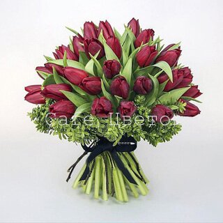 Букет из 35 красных Тюльпанов. Доставка цветов весенний букет
