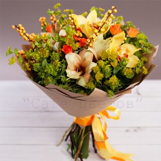 Букет цветов из Амариллиса и зелени