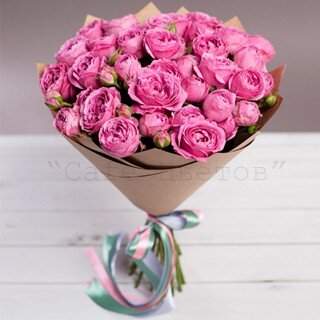 Букет из пионовидных цикломеново-розовых кустовых роз.