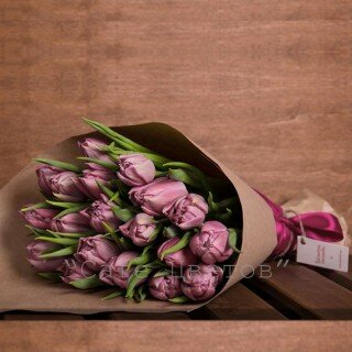 Букет-из-19-розовых-тюльпанов-в-крафте
